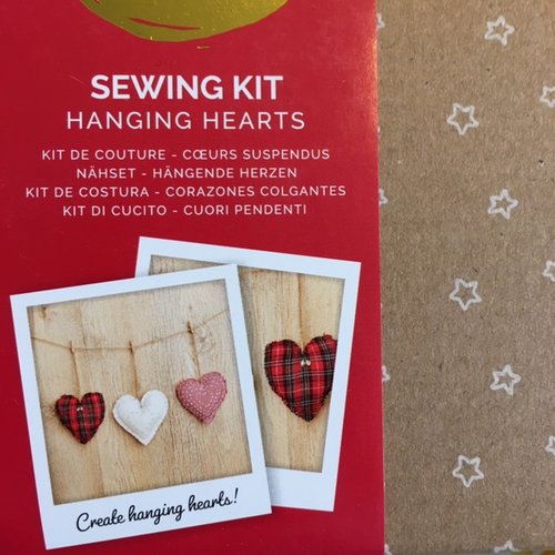Noël : kit pour réaliser 3 coeurs en tissu, avec garniture, suspendus à une fine corde, vente au kit