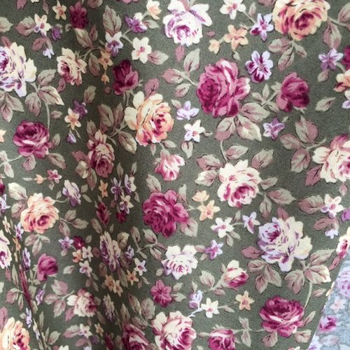 Tissu en coton, fond taupe vert, avec des myriades de roses, pêche et  vieux rose, vente par 25 cm sur 145 cm