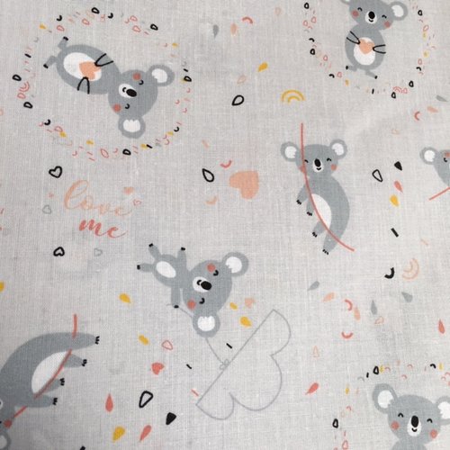 Promo : tissu en coton,  avec des koalas, sur gris très pâle, ocre, laize de 160 cm, vente pour 170 cm de haut