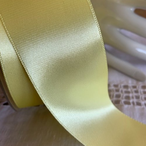Ruban de satin, double face, france, 38 mm de large, de couleur jaune paille, embellissements, vente au mètre