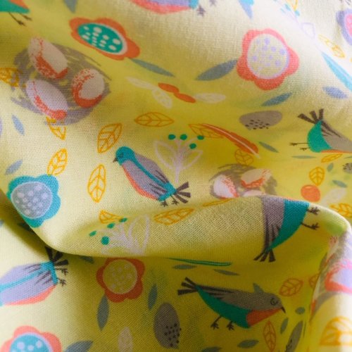 Tissu printanier, en coton, avec des nids d'oiseaux, couleur jaune pastis, avec turquoise, orangé, vente par 25 cm / 110 cm