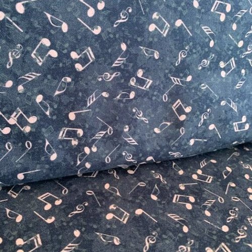 Tissu stof,2021,  en coton, fond noir et notes de musique cuivrées, large de 112 cm, vente par 25 cm