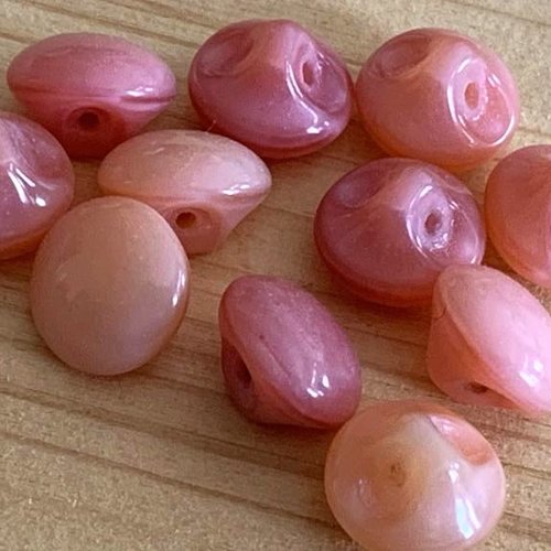 Tout petit bouton, en pâte de verre rose, 8/9 mm de diamètre, 2.5 mm de pied, merveille ! vente à la pièce