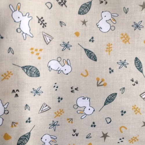 Coupon promo tissu en coton, premier prix, avec des lapins, mignons, sur beige clair, laize de 160 cm, 1 mètre 30 cm de haut