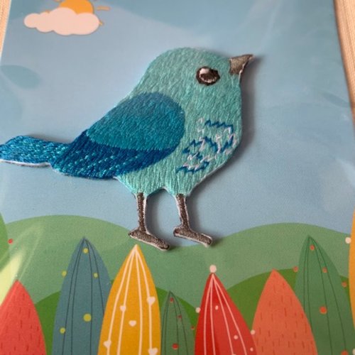 Appliqué petit oiseau, bleu, brodé, 5.5 cm sur 4.4 cm de haut, vente à la pièce sous blister