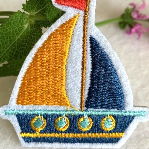 Appliqué, à coller au fer, superbe bâteau, voiles or et bleu, drapeau rouge, 5/5 cm, 4 hublots vente à la pièce