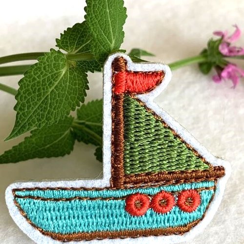 Appliqué - patch, chalutier, imaginez le retour de pêche, les oiseaux, sur ce chalu vert et bleu, 4.6/4 cm, vente à la pièce