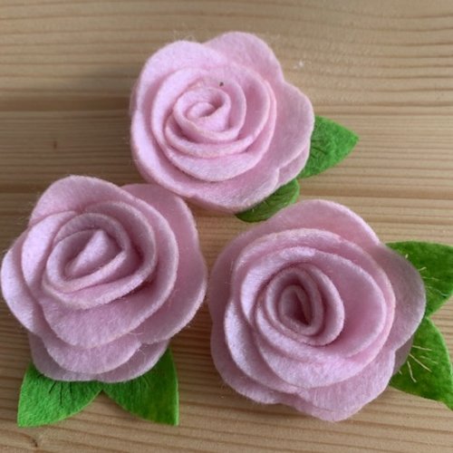 Fleurs en feutrine, laine et viscose, 4 cm de large environ, de couleur rose chamallow, vendues à l'unité