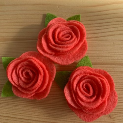 Fleurs en feutrine, laine et viscose, 4 cm de large environ, de couleur pastèque, vendues à l'unité