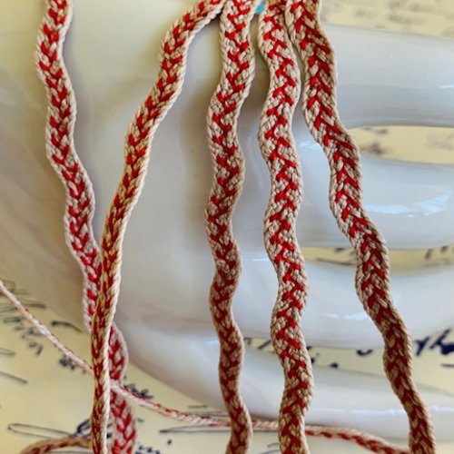 Serpentine, croquet, fantaisie, large de 6 mm, en polyester, fond écru, broderie rouge, vente au mètre linéaire