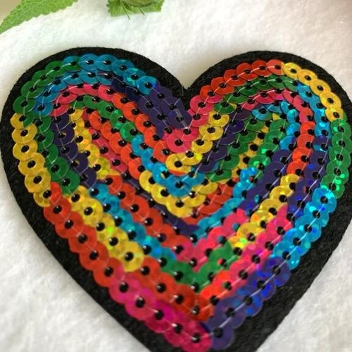Appliqué coeur, fond noir, pailleté multicolore, 7/7 cm, haut et en biais, à fixer au fer chaud, vente à l'unité