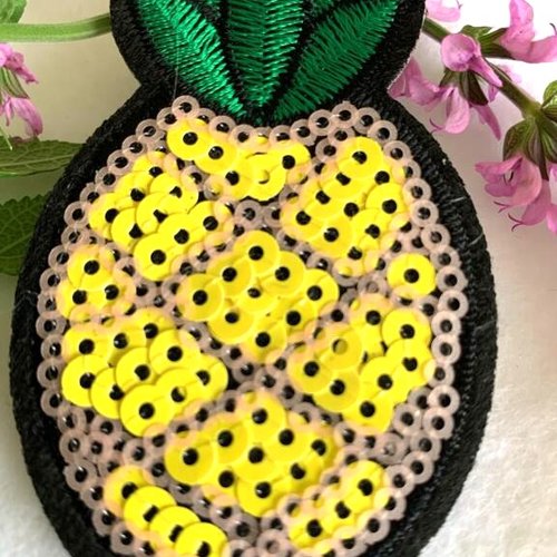 Appliqué ananas, pailleté et brodé, fond noir, jaune et rose sur fruit, vert sur feuilles, 7 cm/4 cm, vente pour deux produits
