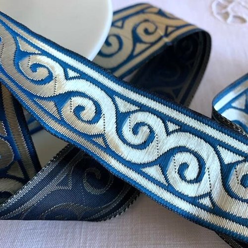 Galon de passementerie, jacquard, 32 mm de large, décor de volutes, bleu canard et gris, vendu au mètre