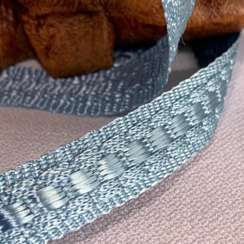 Galon lézarde, passementerie, fabrication française, brillante, large de 10 mm, de couleur bleu lavande, en viscose, vendu au mètre