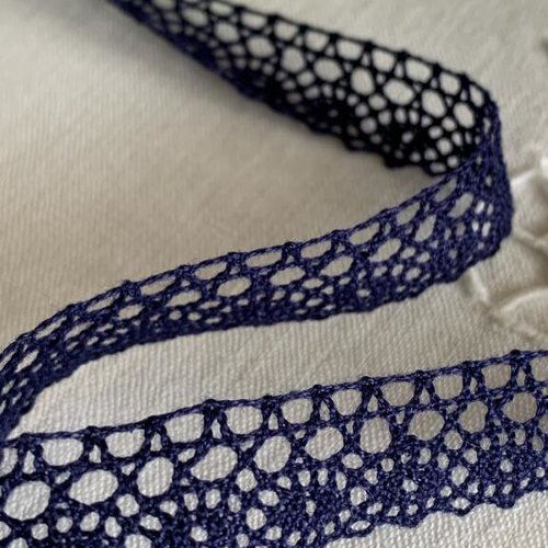 Dentelle, en coton, de couleur bleu marine, 1.4 cm de large, fabriquée en france, vendue au mètre