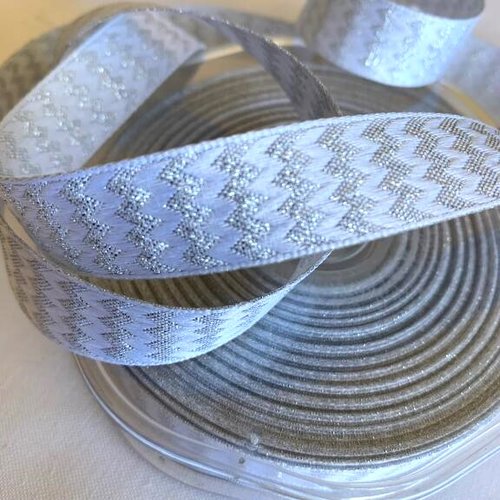 Ruban brillant, large de 15 mm, fond blanc aux zigzags argent, polyester et lurex, vente par deux mètres