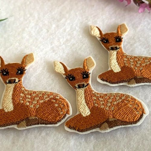 Ecusson, appliqué, petite biche couchée, 3.4 cm/4 cm de haut, beige, rouille, blanc, vente à l'unité