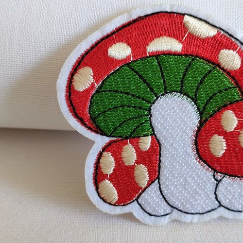 Appliqué, embellissement, un champignon à 3 pieds, fibres mélangées, 8/7 cm, rouge vert et blanc, à la pièce