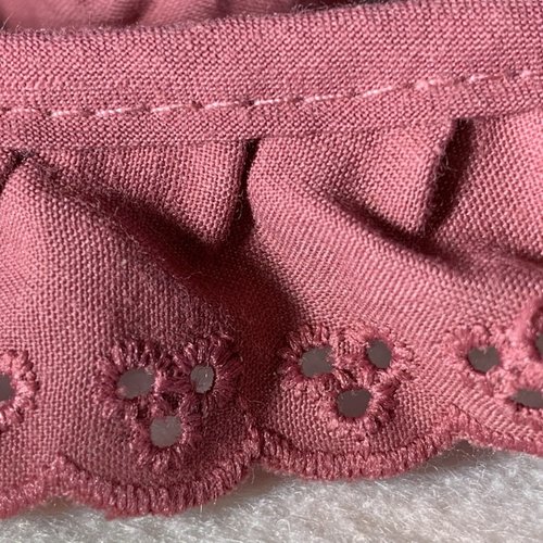 Broderie anglaise, froncée sur biais, en coton, couleur vieux rose, 3 cm de large, vendue au mètre