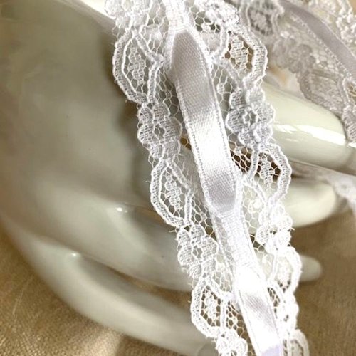 Dentelle blanche,  bilatérale,  large de 3 cm, en polyester, avec ruban de satin blanc central, 6 mm, vendue au mètre