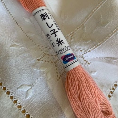 Fil de broderie sashiko, de marque olympus, coloris pêche, échevette de 20 mètres, vente à l'unité