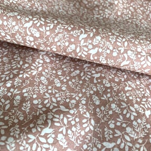 Voile de coton, bio gots, couleur beige rosé, avec des oiseaux et des feuillages, laize de 150 cm, vente par 25 cm de haut