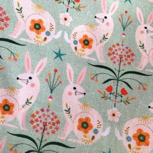 Tissu dashwood, en coton, avec des lapins blancs, sur fond vert amande, tons corail, blancs, vente par 25 cm/110 cm de laize