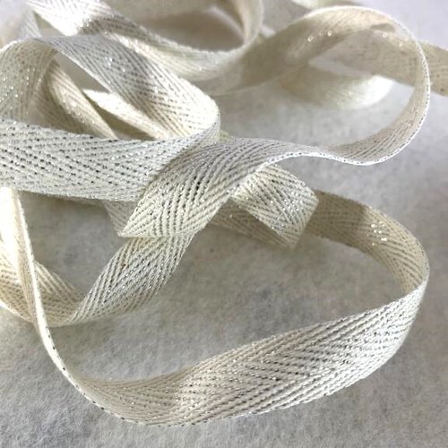 Ruban sergé, aux chevrons, coton 80 % et lurex 20 %  argent, 10 mm de large, italie, vendu au mètre