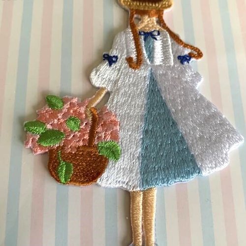 Magnifique broderie, appliqué, fillette avec un panier de fleurs, 8.5/6 cm, bleu, blanc, rose, vente à l'unité