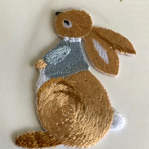 Appliqué brodé, un superbe lapin, en gilet bleu, avec dentelle, 5.2 cm de haut sur 4 de large, embellissement, à la pièce
