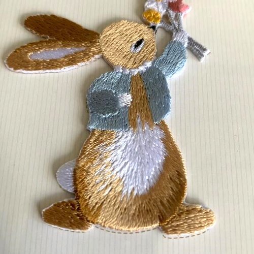 Un lapin avec un bouquet de fleurs, pâques, broderie, appliqué, printemps,  6.2 cm, vente à la pièce