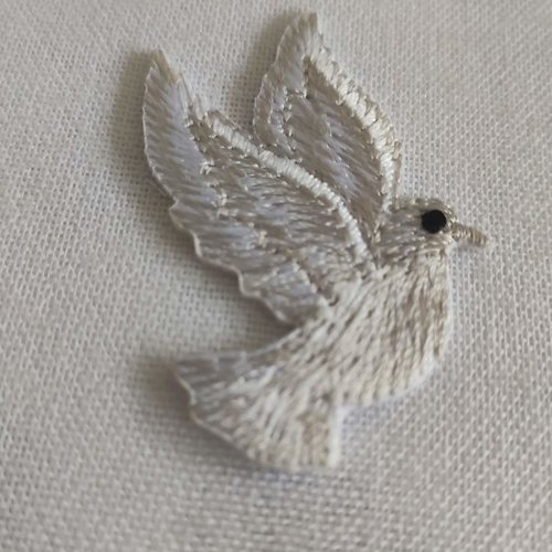 Embellissement textile, petite colombe blanche, brodée, regard vers la droite, de 4/4 cm, à coller, coudre, vente à la pièce