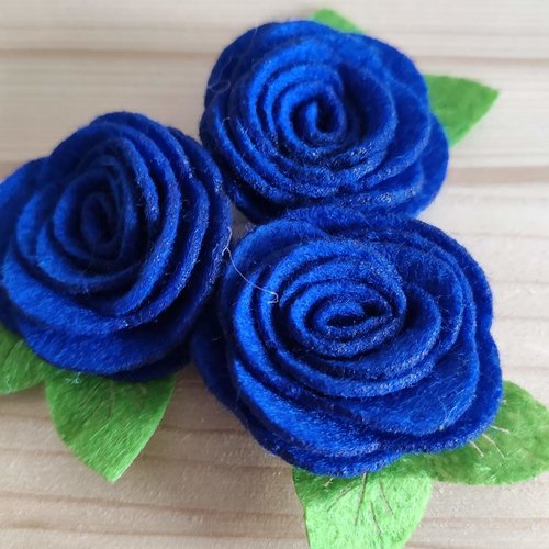 Fleurs en feutrine, laine et viscose, 4 cm de large environ, de couleur bleu royal, vendues à l'unité