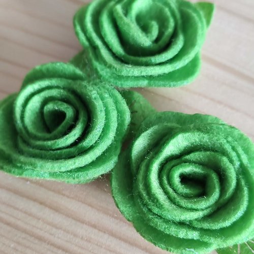 Fleurs en feutrine, laine et viscose, 4 cm de large environ, de couleur vert laitue, vendues à l'unité