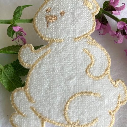 Appliqué, thermocollant, petit ours blanc et beige, en polyester, il mesure 6.5 cm de haut sur 5 cm, ravissant ! vente à la pièce