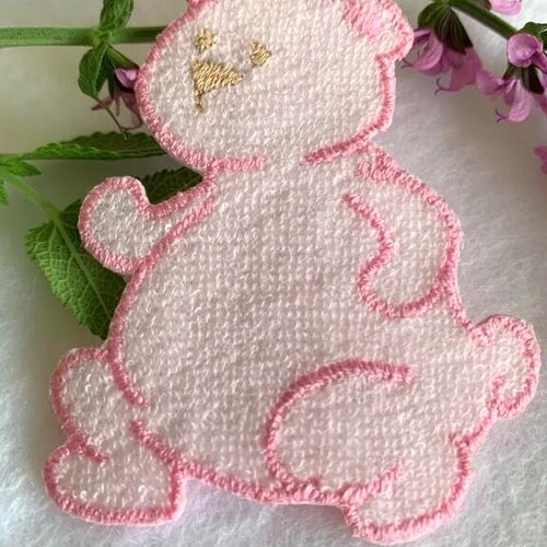 Appliqué, thermocollant, petit ours rose et noisette, en polyester, il mesure 6.5 cm de haut sur 5 cm, ravissant ! vente à l'unité