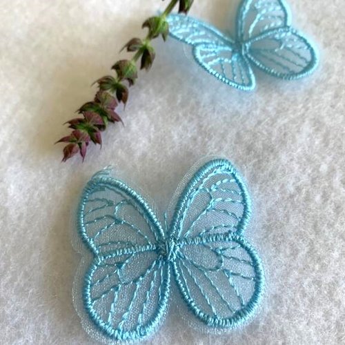 Papillon en tulle brodé, 4 cm/3.5 cm, bleu clair, embellissements, décorations, à coudre, prix pour 3 articles