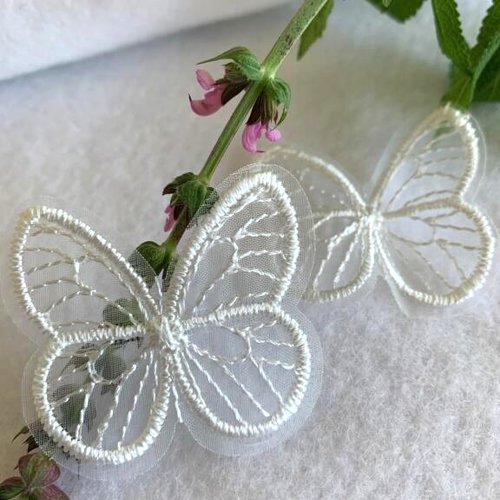 Papillon en tulle brodé, 4 cm/3.5 cm, de couleur blanc cassé, embellissements, décorations, à coudre, prix pour 3 articles