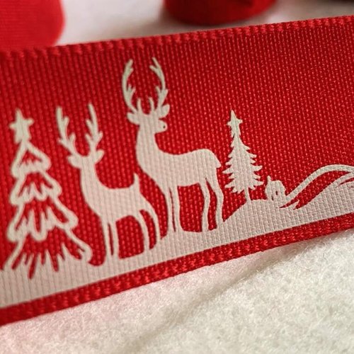 Ruban de noël, sous la neige, village et ses animaux de forêt, cerfs, couleurs : rouge et blanc, 25 mm de large, au mètre