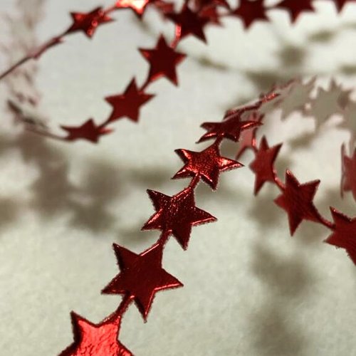 Noël : ruban, étoiles de 8 mm sur fil, brillantes et de couleur rouge brillant, polyester, vente à la bobine