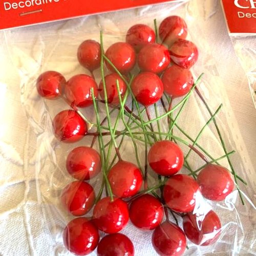 Noël : baies rouges, docrafts, christmas create, 24 pièces, embellissement de vos créations, vente par pochette