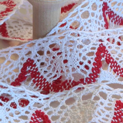 Magnifique large dentelle, en coton blanc, et arcs rouges, 3.8 cm au plus large, neuve, au mètre