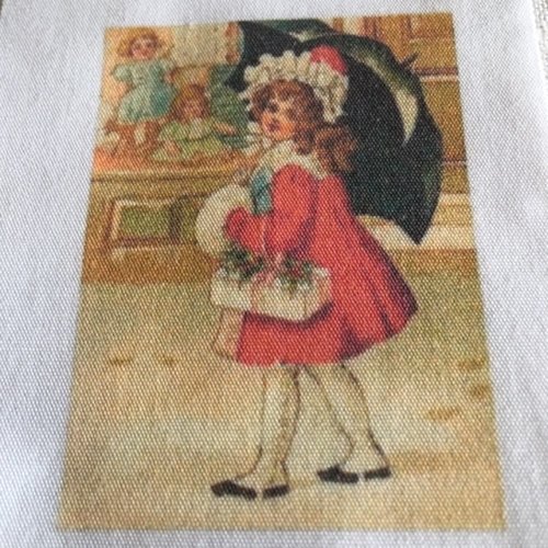 Noël : petite fille en manteau rouge, sur coupon à coudre, vintage, 4 cm / 5.5 cm, noir, beige, vente au coupon