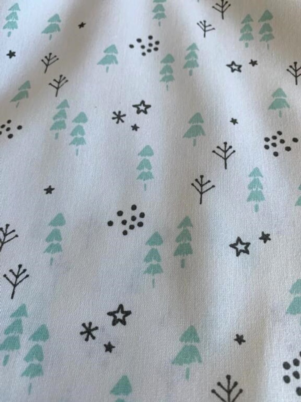 Noël : tissu en coton, décor stylisé, sapins, forêt, neige, large de 148  cm, vente par 50 cm de haut - Un grand marché