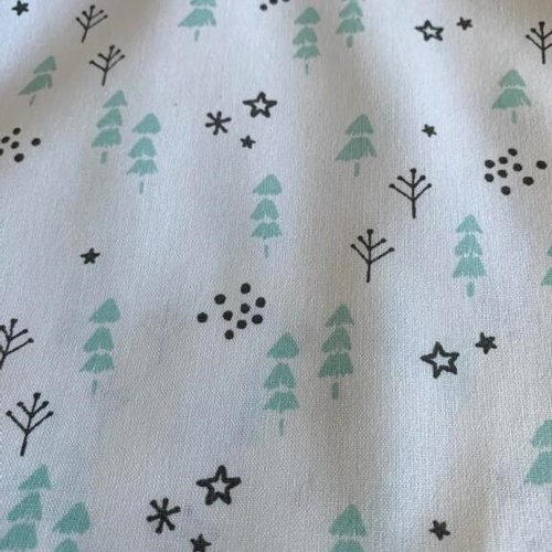 Tissu en coton, décor stylisé, sapins, forêt, neige, large de 148 cm, vente par 50 cm de haut
