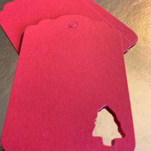 Noël : étiquette en carton léger rouge, fêtes de fin d'année, petit sapin découpé, sobre, vente par 10