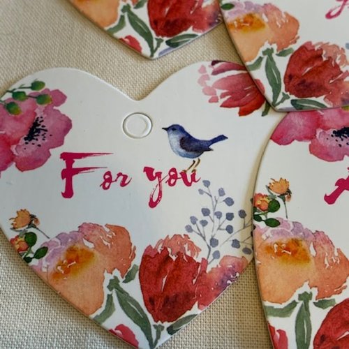 Coeur en carton, 5.5 cm, pour cadeaux, table, fleurs roses, oiseau bleu, sur blanc, vendud par 10