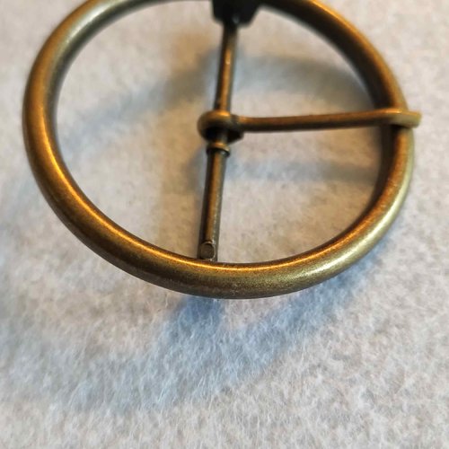 Boucle ronde, 30 mm de diamètre, 28 mm pour la tige, délicat produit, en métal couleur bronze