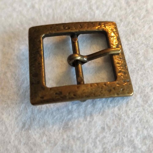Superbe boucle en métal, légèrement martelé, 3 cm /2.8 cm, couleur bronze, tige de 1.7 cm, vente à la pièce