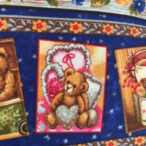 Tissu en coton, fabri-quilt, buddy bears, des oursons, sur étiquettes, parmi fleurs et jouets, bandes, vente par 50 cm/112 de laize